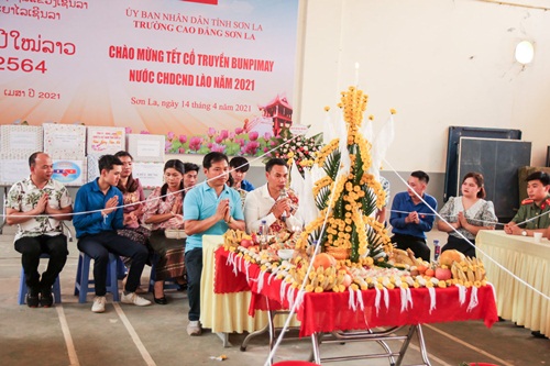 Lưu học sinh Lào vui đón Tết Bunpimay tại Trường Cao đẳng Sơn La 