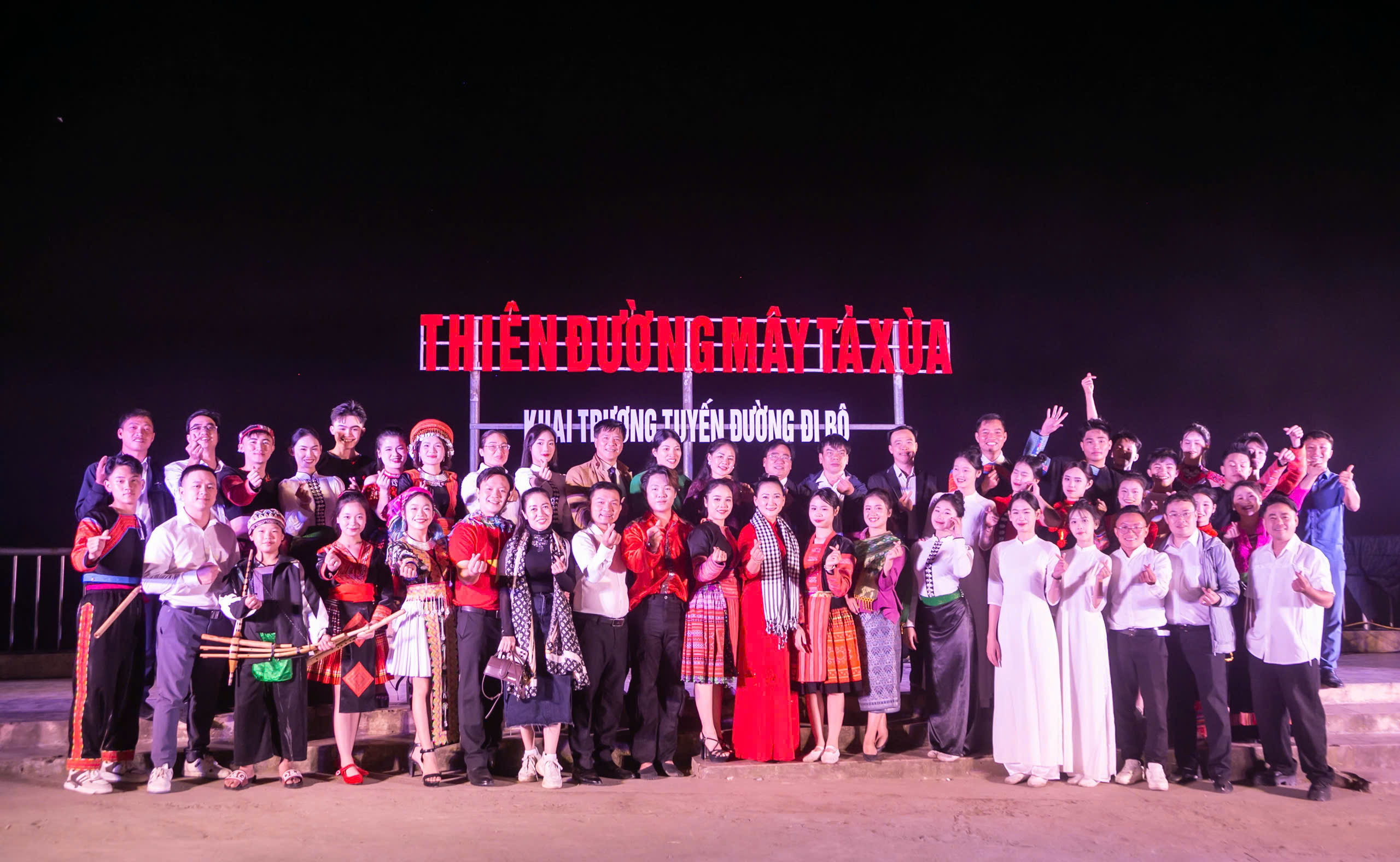 Khoa Văn hóa - Nghệ thuật và Du lịch tổ chức Chương trình nghệ thuật ngoại khóa đặc sắc tại phố đi bộ Tà Xùa