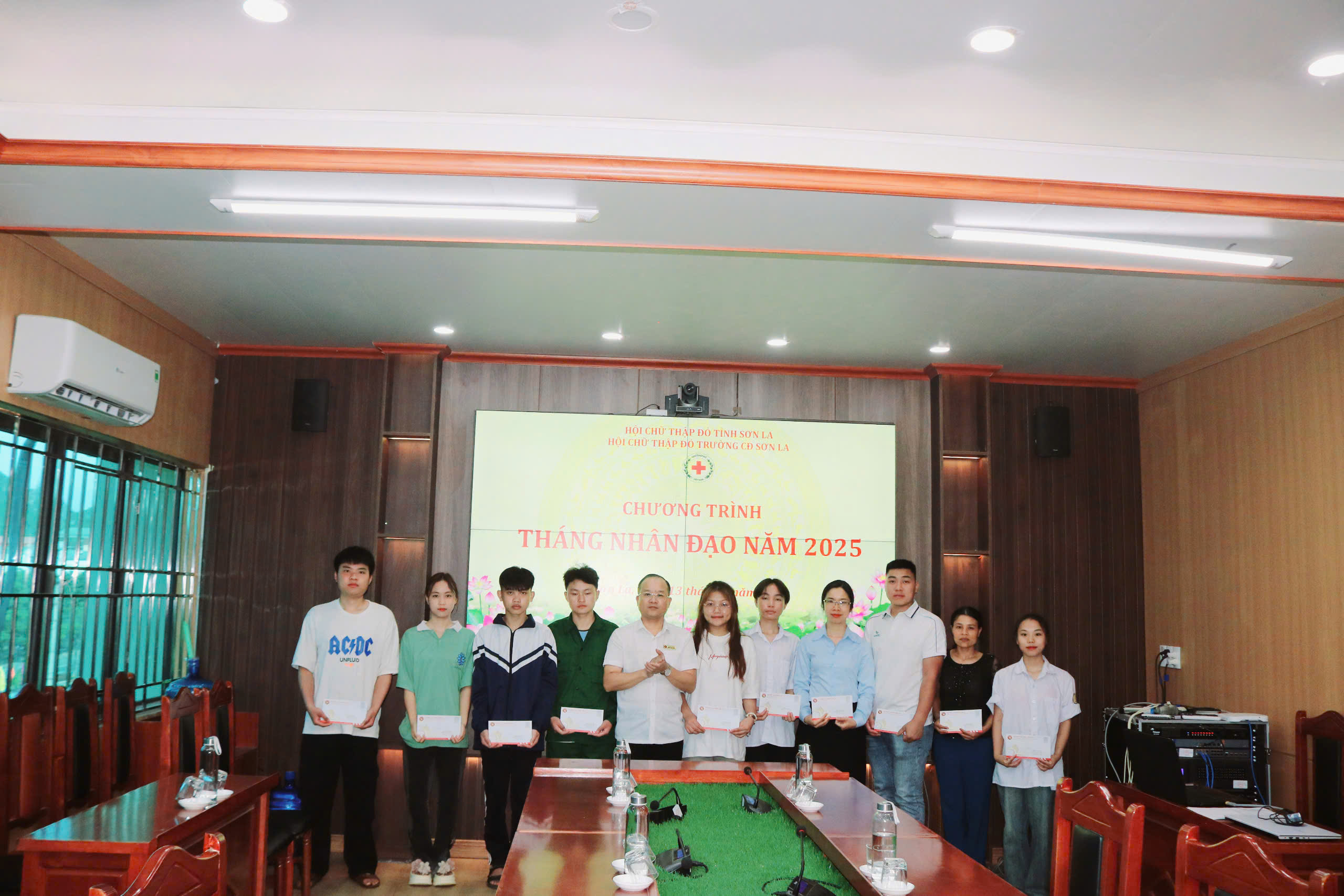 Trao quà hỗ trợ cán bộ, giảng viên, học sinh – sinh viên và lưu học sinh Lào có hoàn cảnh đặc biệt khó khăn nhân Tháng nhân đạo năm 2025