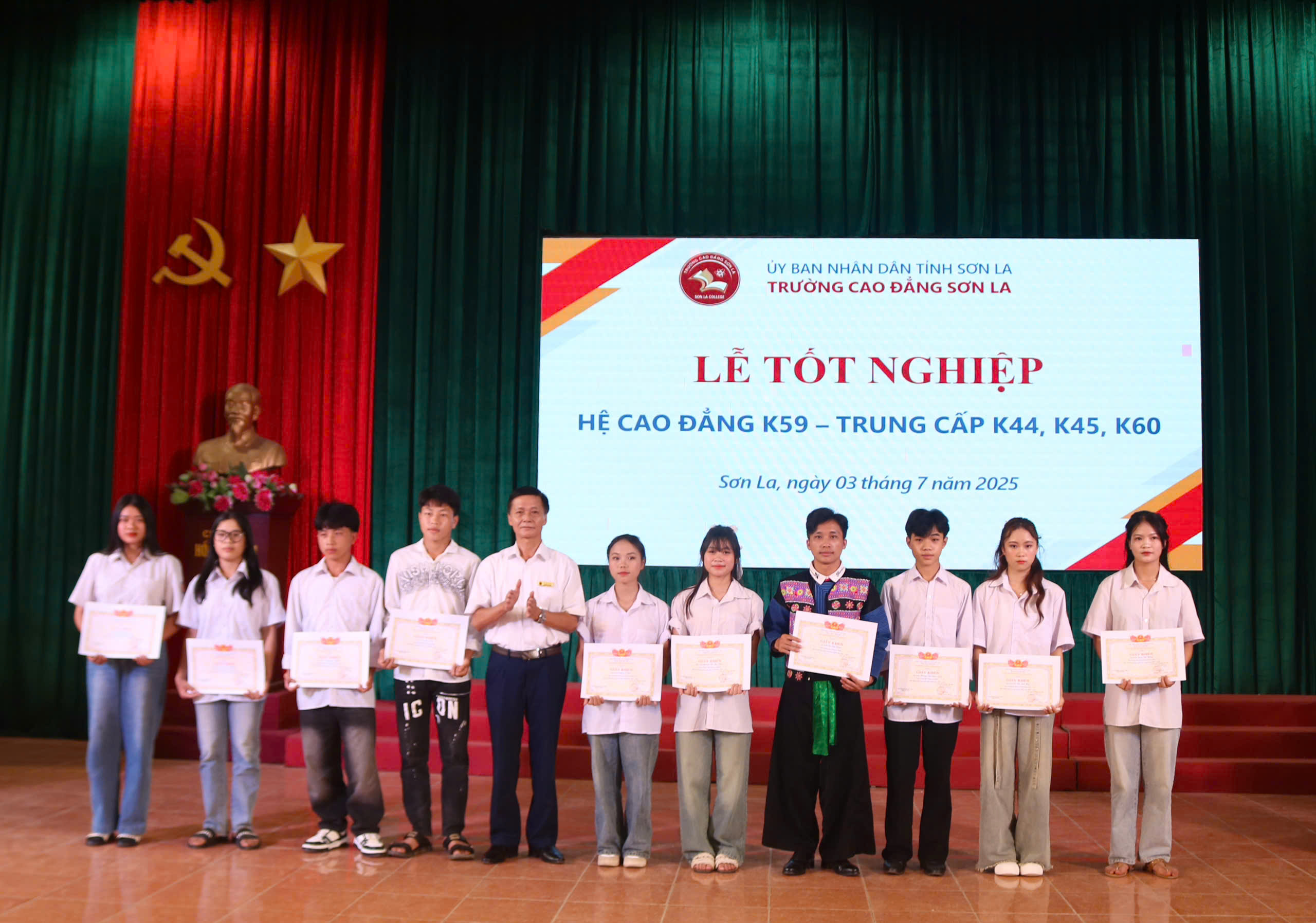 Trường Cao đẳng Sơn La tổ chức Lễ tốt nghiệp cho học sinh, sinh viên năm học 2024-2025 
