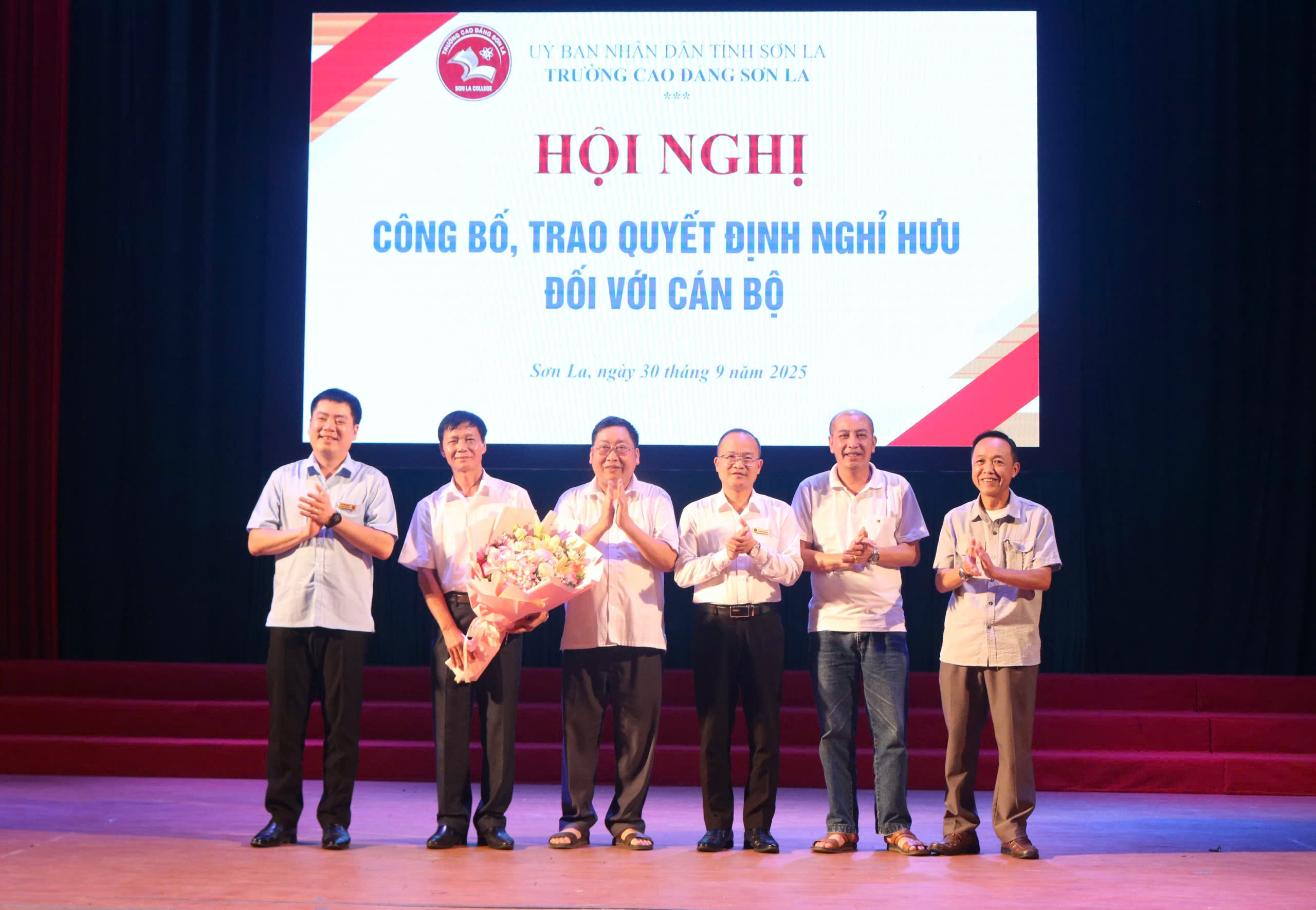 Trường Cao đẳng Sơn La tổ chức Hội nghị công bố và trao Quyết định nghỉ hưu đối với đồng chí Nguyễn Văn Minh