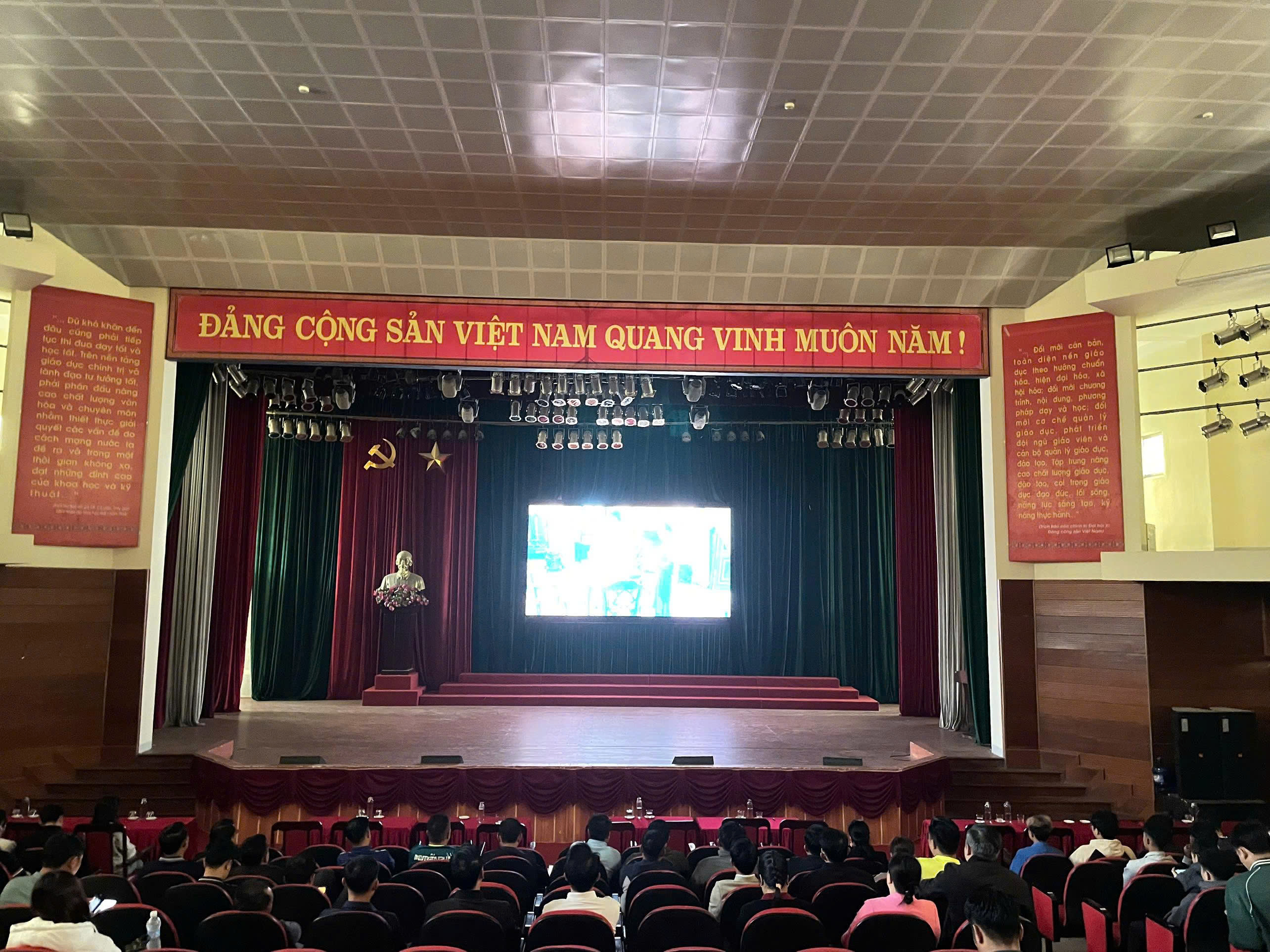 Trường Cao đẳng Sơn La tổ chức buổi chiếu phim tuyên truyền nhân dịp Kỷ niệm 43 năm ngày nhà giáo Việt Nam (20/11/1982 – 20/11/2025)