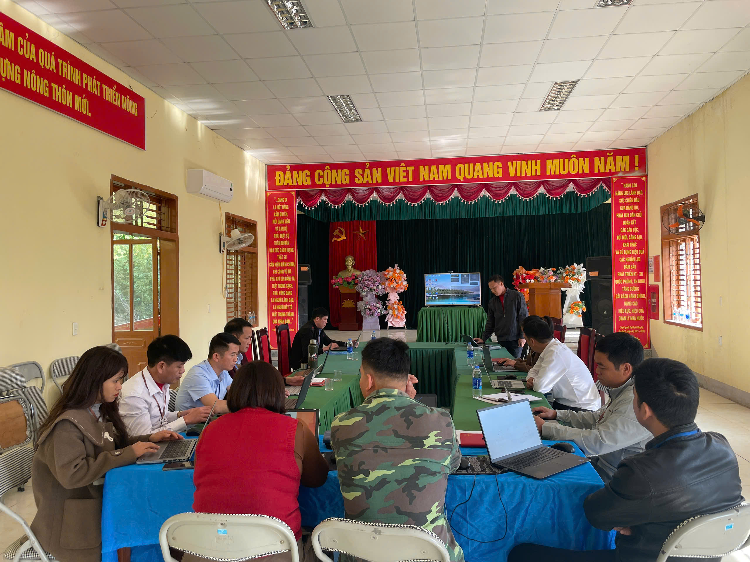 Trường Cao đẳng Sơn La hỗ trợ chuyển đổi số và ứng dụng AI cho cán bộ, viên chức xã Tân Phong