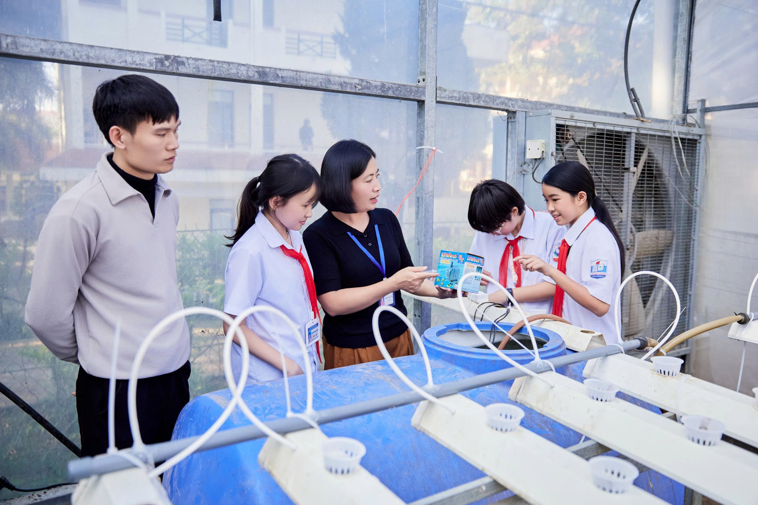 Hoạt động tham quan, trải nghiệm của học sinh Trường THCS Lê Quý Đôn tại Khu nhà màng Trường Cao đẳng Sơn La