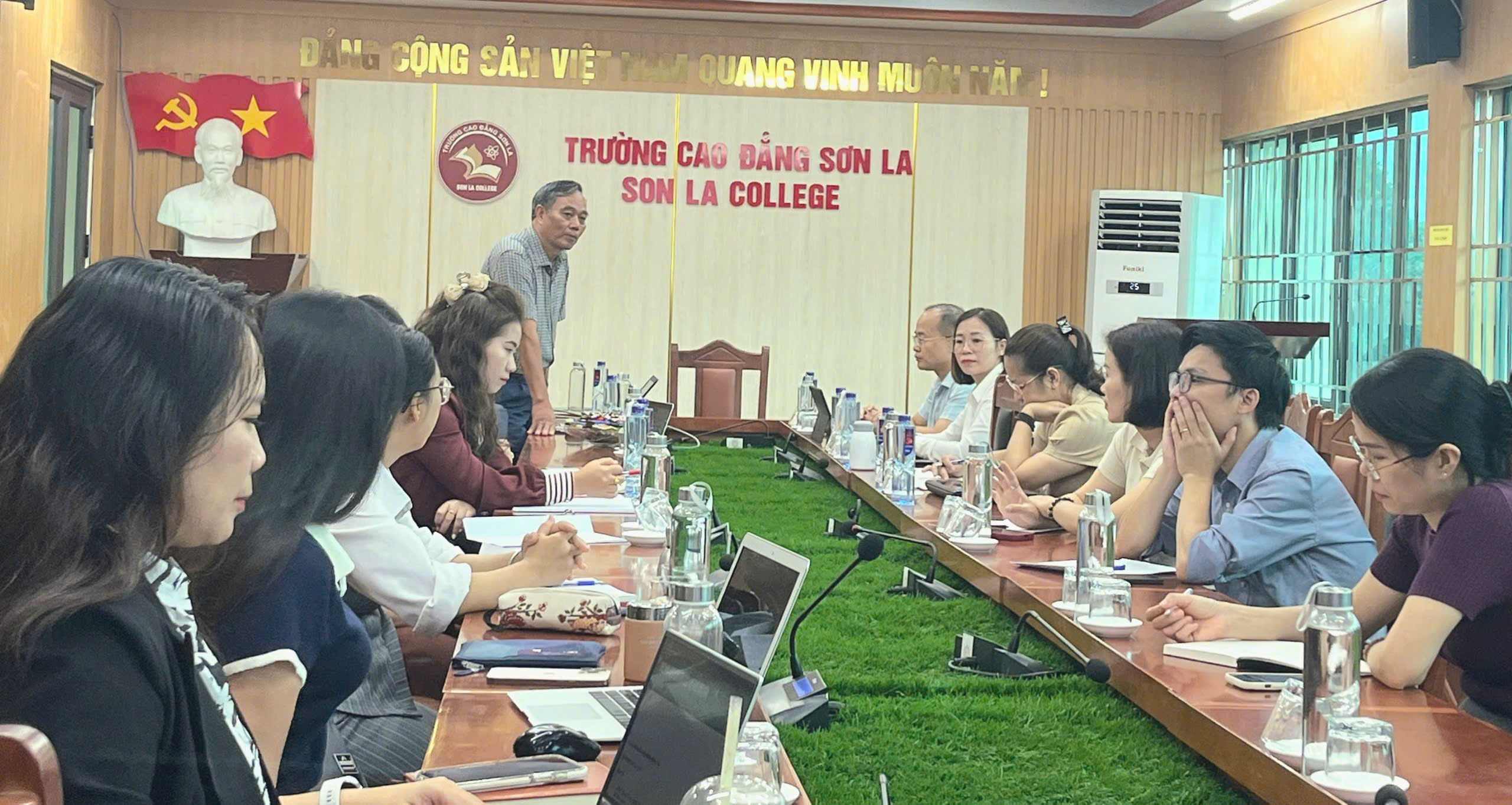 2. Bồi dưỡng kiến thức kỹ năng xây dựng ngân hàng câu hỏi thi đánh giá năng lực tiếng Việt